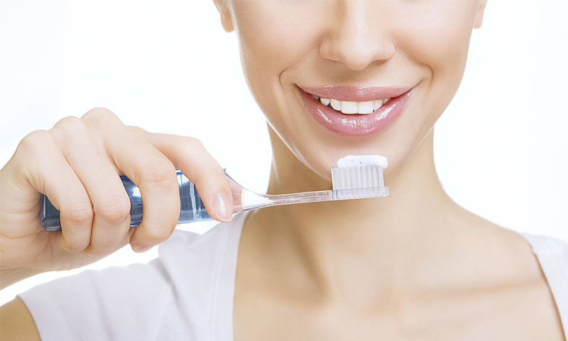 Le principe de fonctionnement et le dispositif de dentifrice